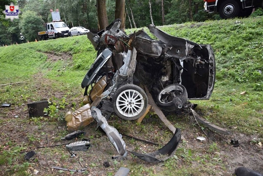 Radzyń Podlaski. Śmiertelny wypadek na DK19 w stronę Kocka. Auto owinęło się na drzewie. Zginął młody kierowca
