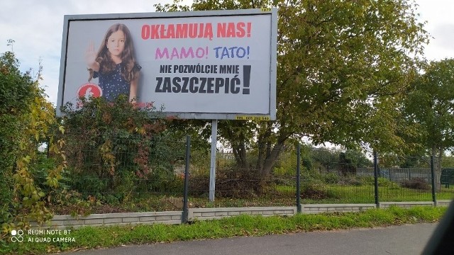 Billboardy antyszczepionkowe wiszą przynajmniej od miesiąca na ulicy Ofierskiego w Ostrowie WIelkopolskim.