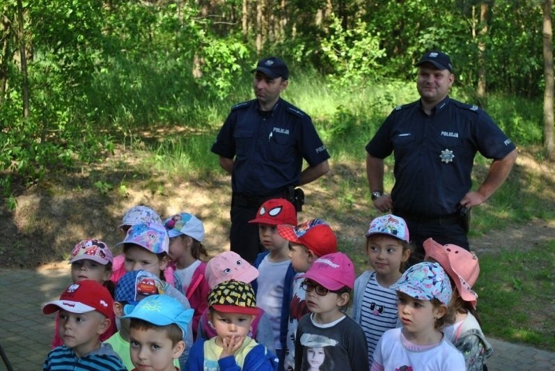 "Motylki" z Radziejowa wcale nie bały się wilka w lesie. Bo były pod opieką panów policjantów i leśników