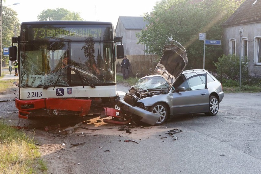 Wypadek autobusu i dwóch aut w Wielgowie. 10 osób jest rannych