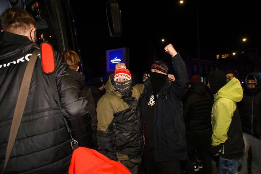 Kibice Cracovii wsparli piłkarzy "Pasów" przed derbami z...