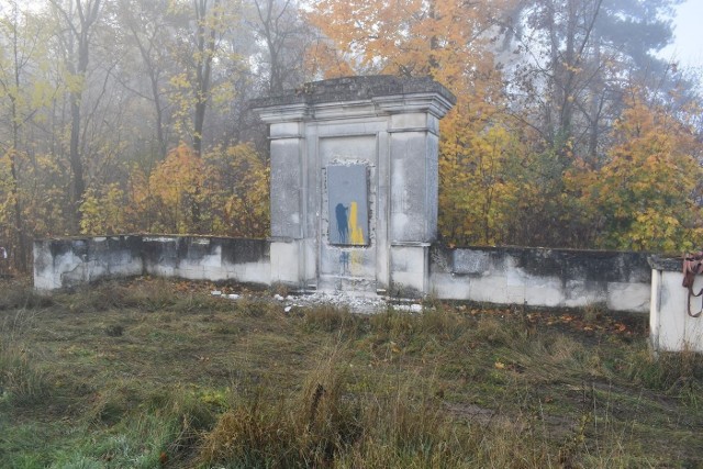 Nieistniejący dziś pomnik we wsi Mokre upamiętniający sowiecką ofensywę ze stycznia 1945 roku. Pomnik został zburzony w 2022 roku. Więcej na kolejnych zdjęciach.