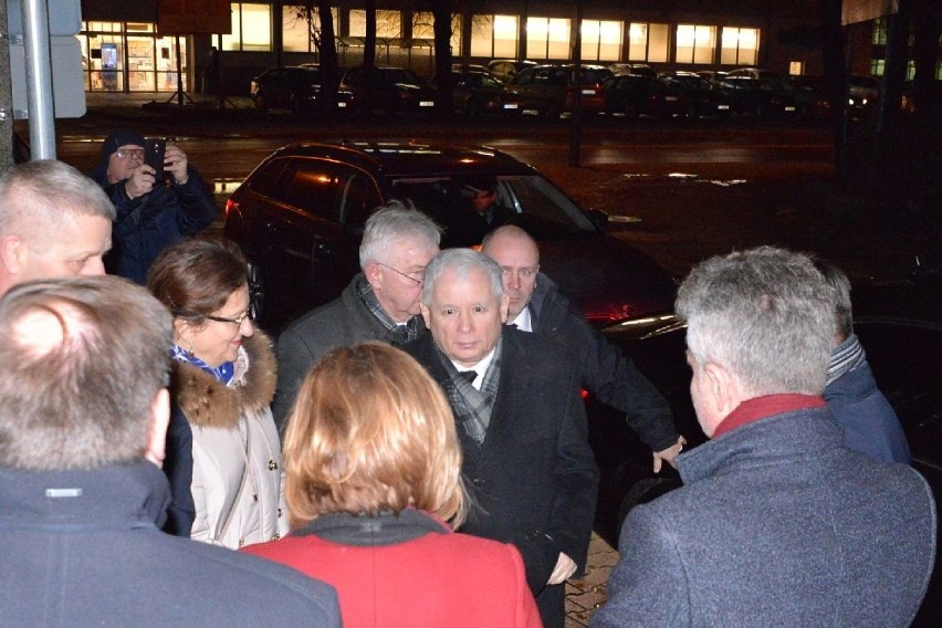 Jarosław Kaczyński w Starachowicach. Oddał hołd matce w rocznicę jej śmierci (ZAPIS TRANSMISJI)