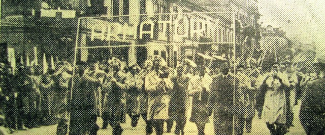 Przemarsz uczestników pochodu pierwszomajowego, ulica Sienkiewicza w Kielcach, lata 60.