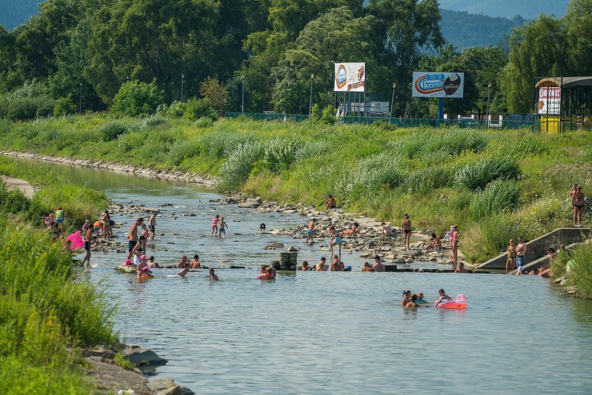 Upały w Nowym Sączu. Tłumy na plaży nad Kamienicą [ZDJĘCIA]