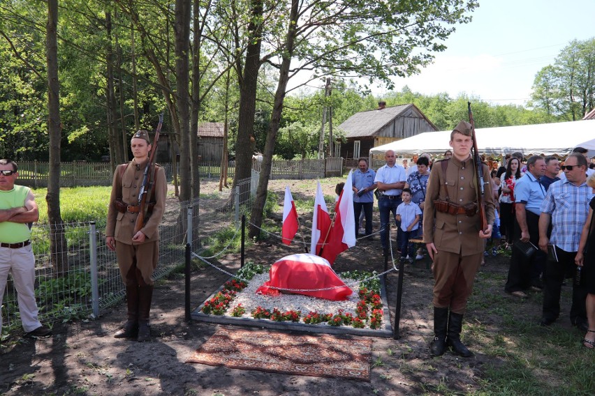 Odsłonili kamień, na którym podczas wojny doszło do tragedii. 75-lecie pacyfikacji Skałki Polskiej w gminie Łopuszno