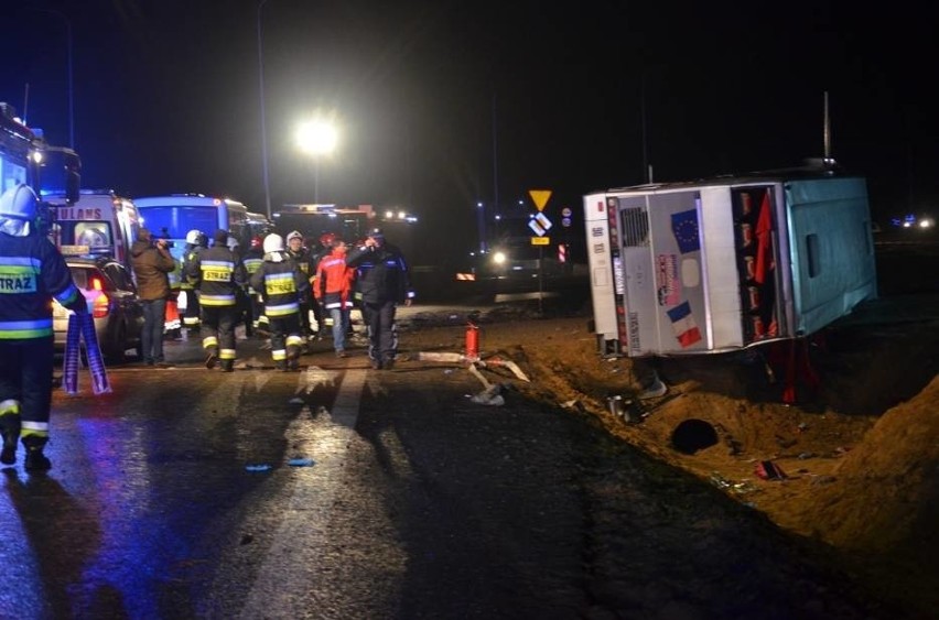 Wypadek autokaru na S3. Wycieczka wracała z jarmarku we Wrocławiu. Autobus przewrócił się na bok. Jedna osoba nie żyje, 24 zostały ranne