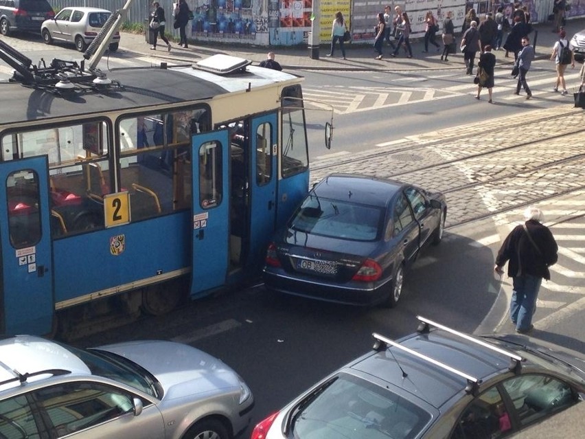 Wrocław: Wypadek na Piłsudskiego. Tramwaj linii 2 zderzył się samochodem osobowym (ZDJĘCIA)