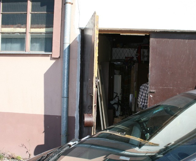 Policjanci ustalili, że w tym garażu na ulicy Wierzbickiej przechowywane są wyroby bez akcyzy