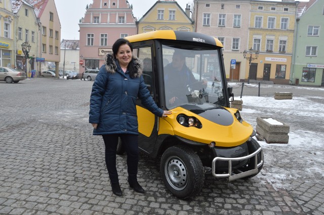 - Ten elektryczny samochodzik służy naszej pani goniec - mówi Anna Barysz, sekretarz gminy Głogówek. - Jest mały, zwinny i do tego ekologiczny. Dzięki niemu nasz pracownik ma teraz łatwiej w pracy.