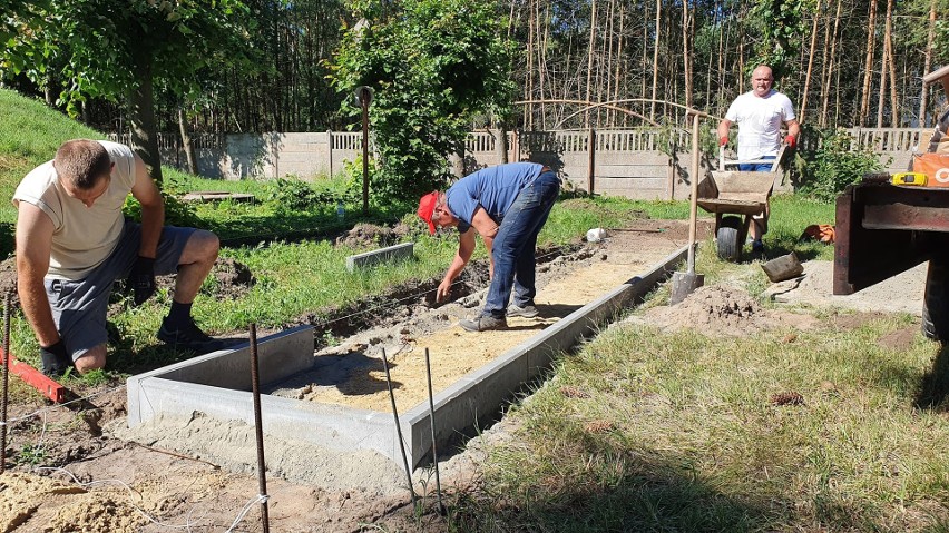Ruszyła budowa ogrodu sensorycznego w Adamowie w gminie Promna. Rękawy zakasali rodzice uczniów szkół specjalnych 