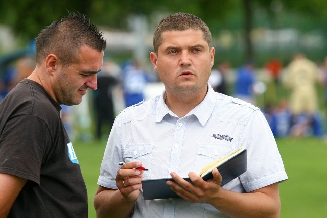 Trener Krzysztof Kapuściński (z prawej) martwi się kontuzją Rafała Gutowskiego.