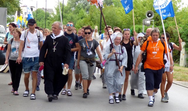  Biskup kielecki Jan Piotrowski kroczył w pierwszym szeregu pielgrzymów.