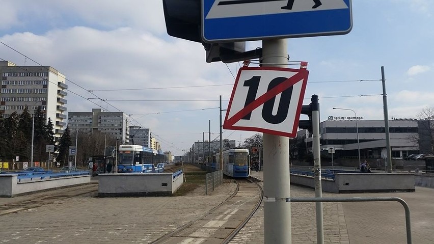 Tramwaje na Legnickiej muszą zwolnić do 10 km/h. Po wykolejeniu na pl. Strzegomskim