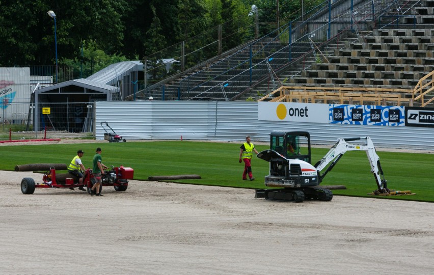 Trwa wymiana murawy na stadionie Pogoni Szczecin [ZDJĘCIA]