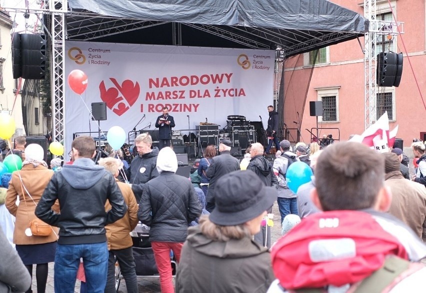 Narodowy Marsz dla Życia i Rodziny. Tłumy na Placu Zamkowym w Warszawie. "Maszerujemy w obronie tradycyjnych wartości"