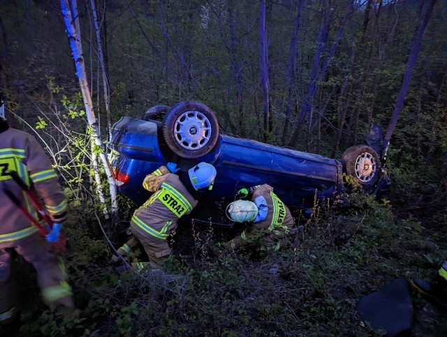 Kierowca osobówki stracił panowanie nad pojazdem, uderzył w auto dostawcze i dachował w rowie