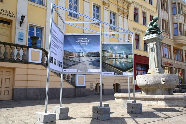 Przed biblioteką ustawiono plansze z propozycjami architektów dotyczących Starego Rynku.