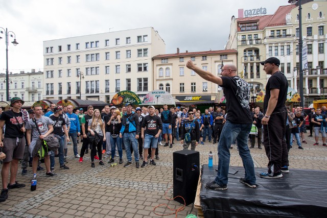 Kilkuset kibiców Zawiszy zgromadziło się na placu Wolności w Bydgoszczy.