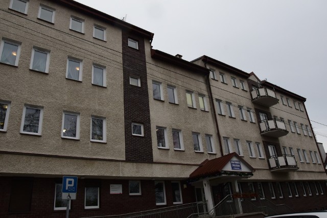 Dom Pomocy Społecznej w Sandomierzu działa przy ulicy Czyżewskiego. To duży, czterokondygnacyjny budynek. Jest to placówka stałego pobytu, dysponująca 110 miejscami, głównie dla osób w podeszłym wieku.