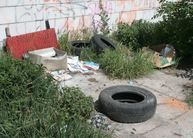 Na jednej z działek z ulicy Nowogrodzkiej można jeszcze znaleźć śmieci.