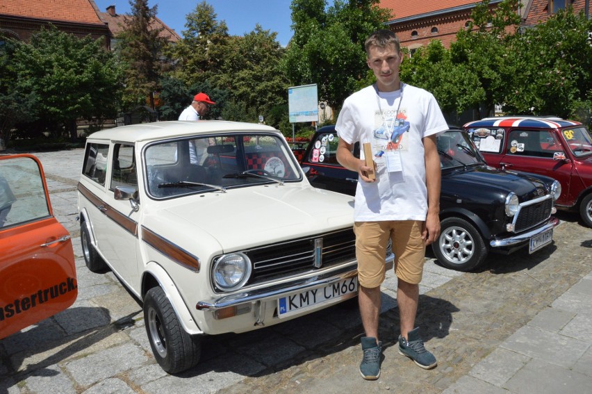 Myślenice. Kilkadziesiąt samochodów marki mini na rynku prezentowało swoje wdzięki 