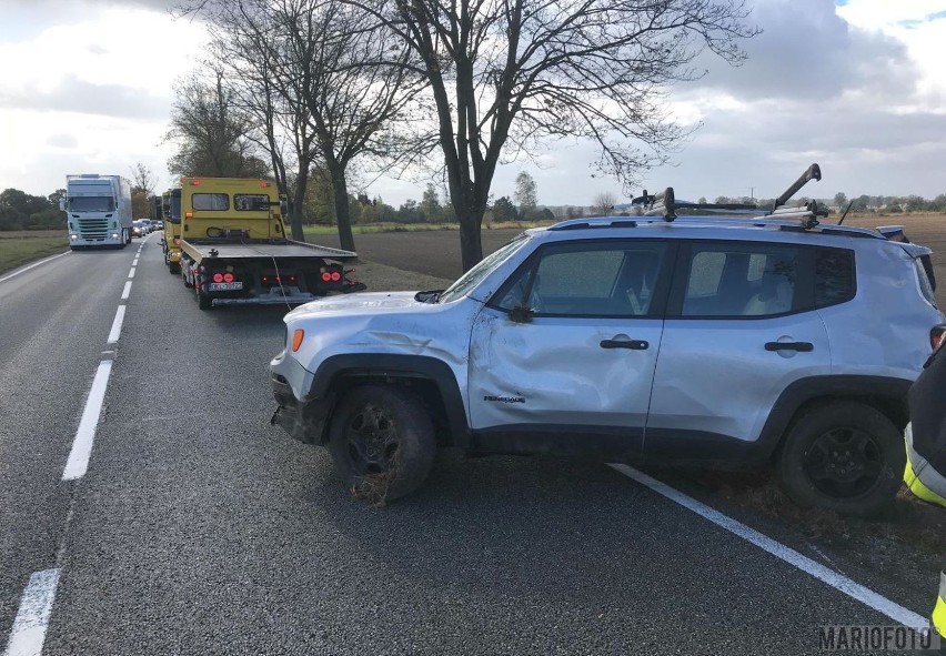 Silny wiatr zdmuchnął z drogi jeepa z przyczepą. Wypadek na krajowej 11 pod Kluczborkiem