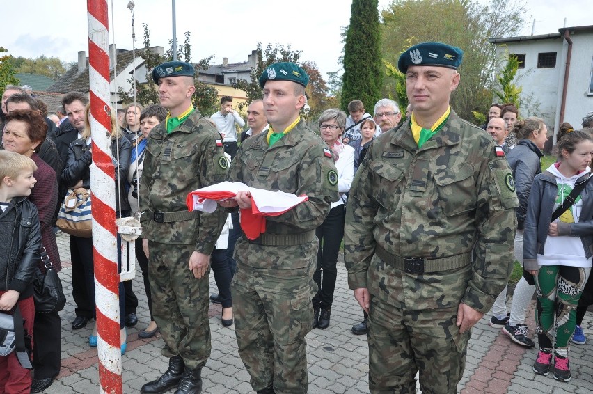 Przejęte twarze młodych słuchaczy klas mundurowych świadczą...