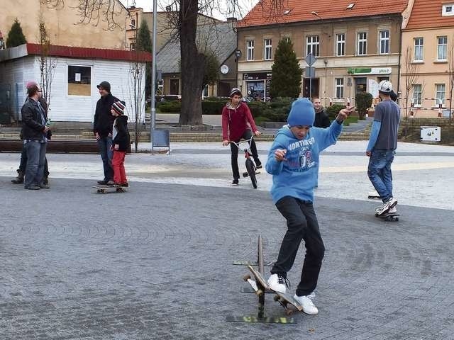 Młodzież w zaledwie dwa dni zebrała tysiąc podpisów pod projektem, organizując akcję na Rynku (na zdjęciu). Dzięki takiemu zaangażowaniu już wkrótce szubińscy miłośnicy deski będą mogli korzystać ze skateparku z prawdziwego zdarzenia