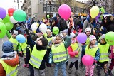 Kielecki deptak pełen dzieci z kolorowymi Marzannami 