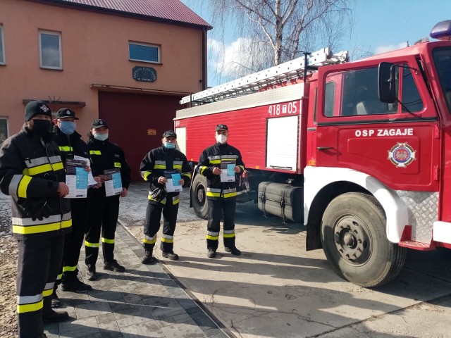 Strażacy z powiatu jędrzejowskiego zachęcają do szczepień przeciwko Covid-19. Biorą udział w dystrybucji ulotek na terenie powiatu.