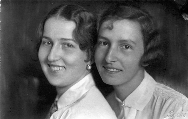Siostry Helena (z lewej) i Zofia Frankiewicz. Około 1935 roku. Zdjęcie pochodzi ze zbiorów Muzeum Podlaskiego w Białymstoku.