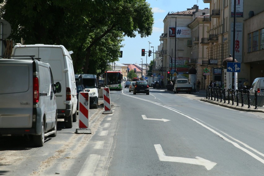 Krakowskie Przedmieście zaczyna remont. Na razie rozbierają chodniki, a później przyjdzie czas na jezdnię. I … utrudnienia w ruchu