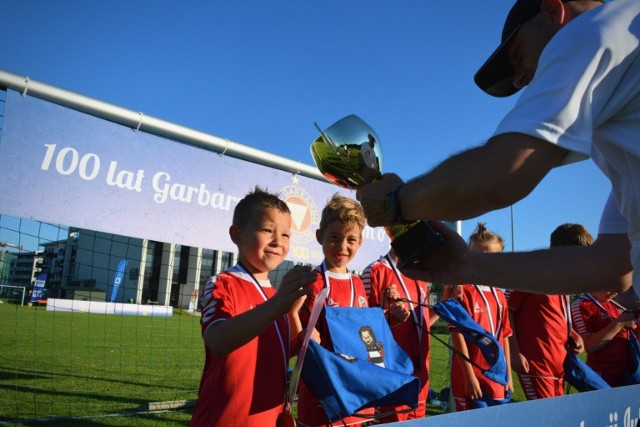 Uczestnicy turnieju drużyn U-8, zorganizowanego z okazji 100-lecia Garbarni Kraków