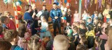 Lider zespołu Playboys, Kuba Urbański, na szkolnym balu w szkole podstawowej w Skaryszewie. Zobaczcie zdjęcia