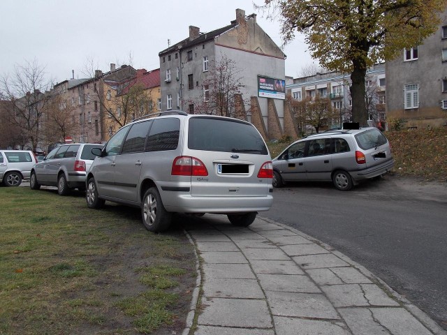 Zaparkowanie koło skarbówki lub Lubuskiego Urzędu Wojewódzkiego czasami wymaga... zastawienia chodnika. Do wyboru jest jeszcze łamanie prawa na ul. Jagiellończyka.