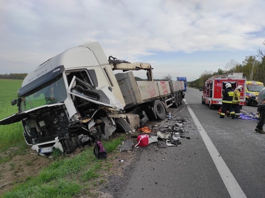 - W zderzeniu brał udział ford mondeo oraz iveco. Na miejscu...