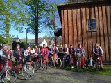 Gospodynie z Woli Radziszowskiej w strojach ludowych na rowerach pojechały na majówkę do Kalwarii
