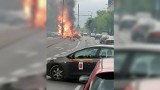 Wypadek w stolicy. Elektryczny samochód stanął w płomieniach - WIDEO
