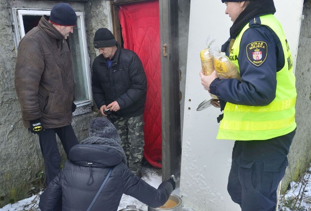 Kiedy są duże mrozy, streetworkerki Caritas Diecezji Radomskiej wspólnie ze strażnikami miejskimi dowożą bezdomnym, w miejsce ich przebywania gorącą zupę i chleb.