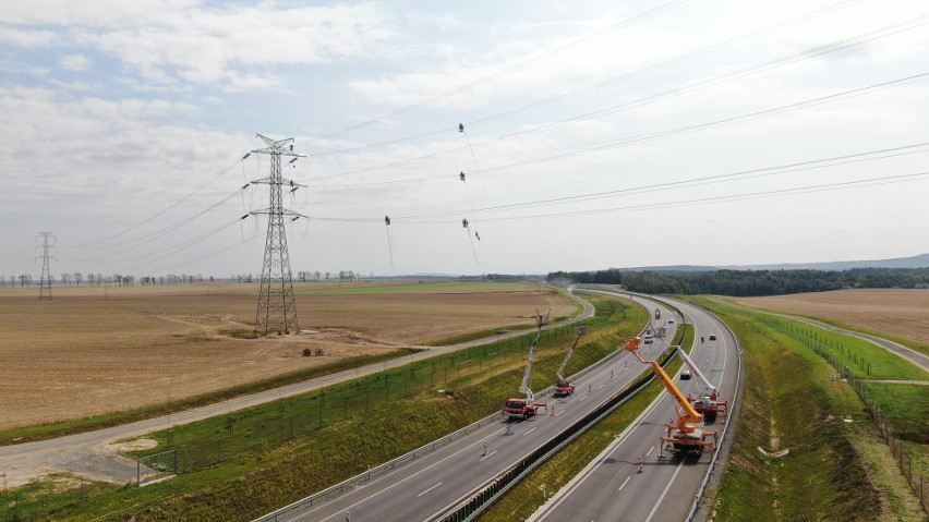 Zmiana organizacji ruchu na drodze S11 pod Poznaniem. Rozwieszane będą przewody nowej linii energetycznej. Uwaga na utrudnienia
