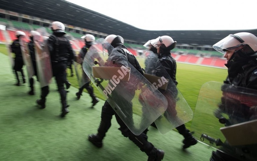 Ćwiczenia policji na stadionie w Tychach