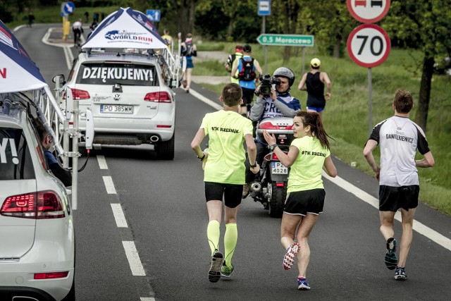 Dla uczestników biegu Wings for Life World Run ruchomą metą jest samochód pościgowy