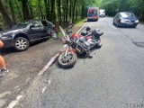 Wypadek w Jełowej pod Opolem. Na drodze krajowej 45 motocykl zderzył się z autem osobowym