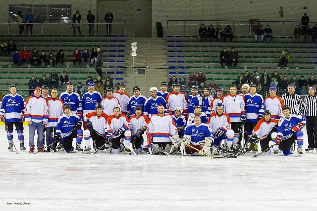 W Meczu Gwiazd Sanockiego Hokeja zmierzyli się zawodnicy reprezentujący Stal Sanok i STS Sanok z pierwszej połowy lat 90. oraz hokeiści STS Autosan Sanok z drugiej połowy lat 90.