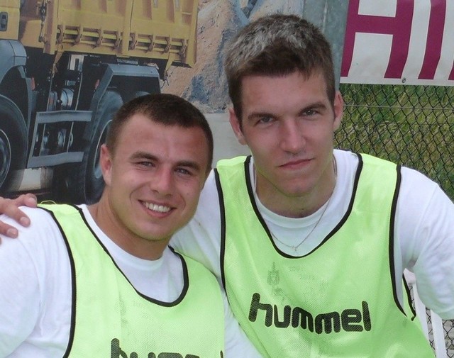 Damian Chrzanowski (z lewej) zagrał na turnieju z okazji 10-lecia parafii Domaszowice. Obok Piotr Malarczyk, obrońca Korony Kielce.