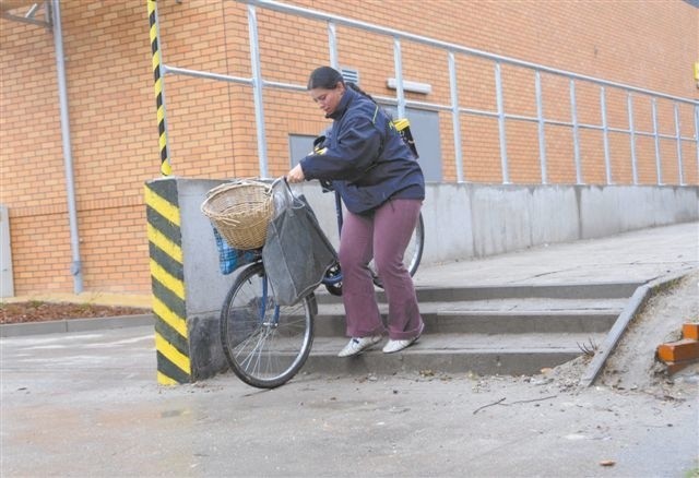 - Brak podjazdu to olbrzymie utrudnienie także dla rowerzystów - mówi Beata Kozieł. (fot. Sławomir Mielnik)