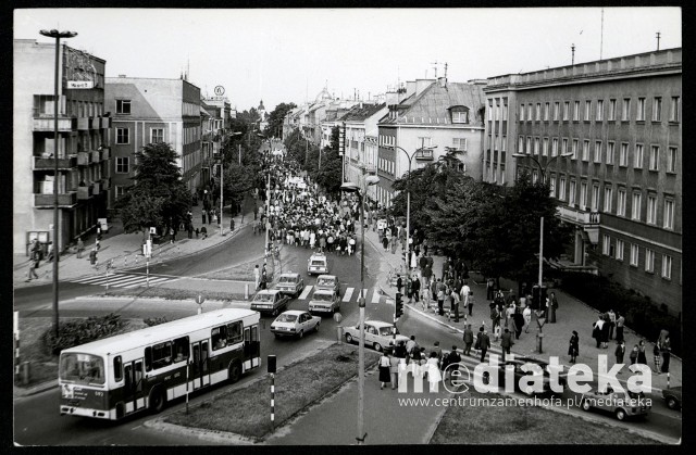 Białystok w dekadach to wystawa archiwalnych fotografii miasta i jego mieszkańców w XX wieku ze zbiorów Mediateki CLZ– multimedialnego archiwum historii mówionej miasta i regionu.Od 2010 roku Centrum im. Ludwika Zamenhofa realizuje największe przedsięwzięcie z zakresu historii mówionej w regionie, pod nazwą Mediateka CLZ. W tym czasie zebralno ponad 13000 cyfrowych kopii zdjęć i dokumentów, nagraliśmy wywiady ze 169 osobami, stworzyliśmy pracownię do digitalizacji oraz Pracownię Multimedialną, gdzie bezpłatnie można korzystać ze znacznej części zbiorów.Za sprawą projektu e-Mediateka CLZ, dofinansowanego z programu „Kultura Cyfrowa” Ministerstwa Kultury i Dziedzictwa Narodowego, znaczna część zasobu dotychczasowej Mediateki CLZ zostanie szczegółowo opracowana (zgodnie ze standardami określonymi przez takie centra jak Ośrodek KARTA, czy Biblioteka Narodowa) i udostępniona odbiorcom.