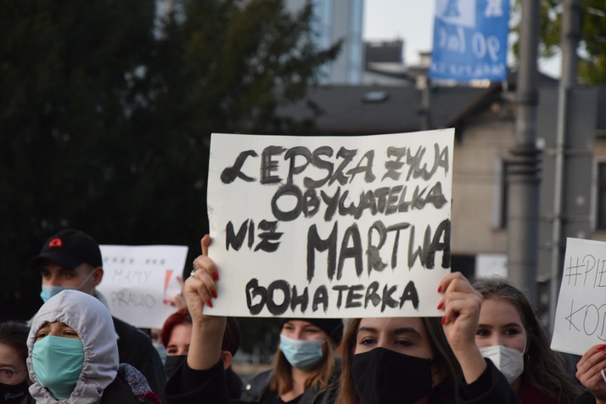 Tysiące ludzi protestują w Gdyni 25.10.2020. Gdynianki wyszły na ulice, kolejne demonstracje przeciwko orzeczeniu Trybunału Konstytucyjnego