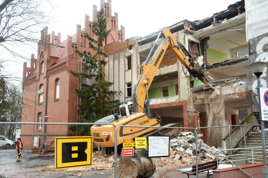 Zielona Góra. Trwa wyburzanie łącznika, w miejscu którego powstanie nowy OIOM i okulistyka